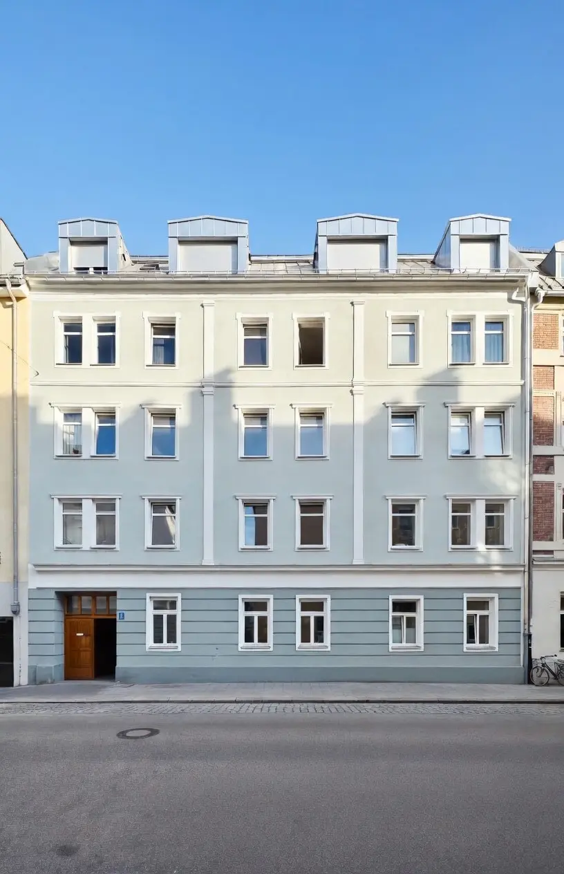 Sanierte historische Straßenfassade des Wohnhauses an der Baumstraße in München
