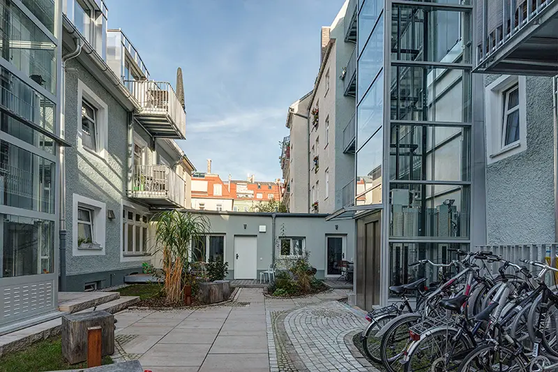 Neu geordneter Innenhof zwischen Vorder- und Rückgebäude an der Baumstraße