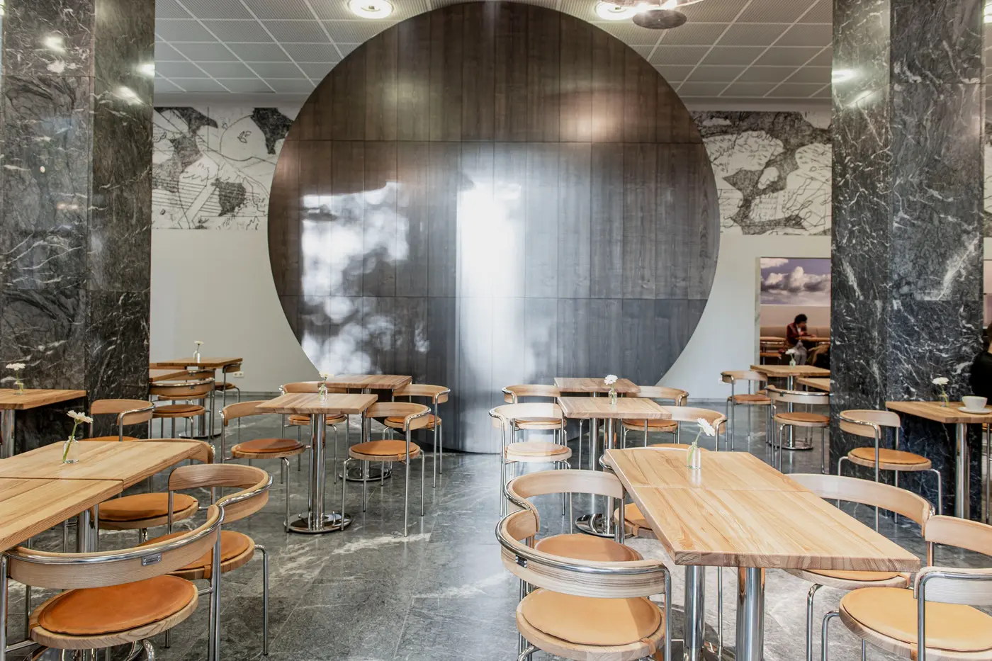 Gesamtansicht des Cafés in der Staatsbibliothek mit einer großen Kreisstruktur aus Holz