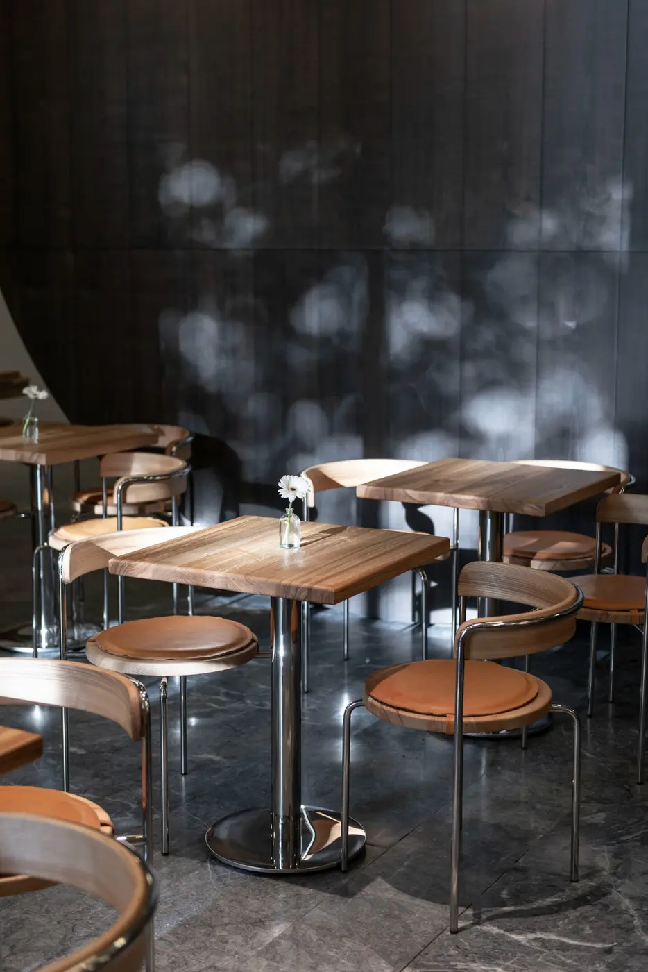 Tische und Stühle aus Holz und Chromstahl im Café der Staatsbibliothek