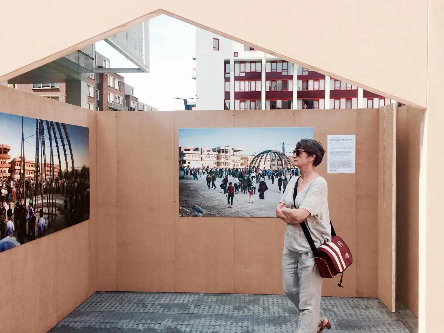 Besucherin im modularen Grenzhaus in Rotterdam