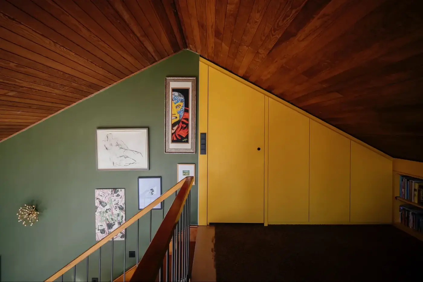 Galerie mit Holzdecke und farbigen Einbauten in Haus Berg
