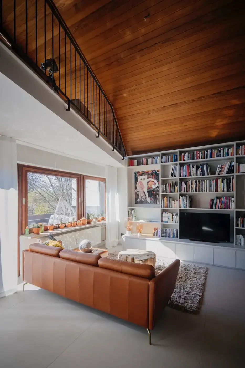 Wohnraum mit offener Galerie in Haus Berg