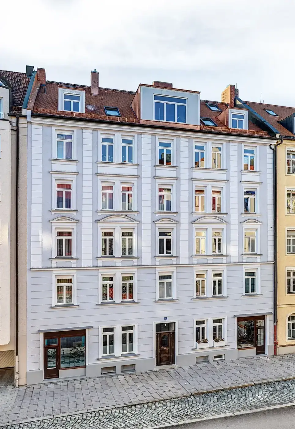 Sanierte Straßenfassade und Penthouse an der Senftlstraße in München