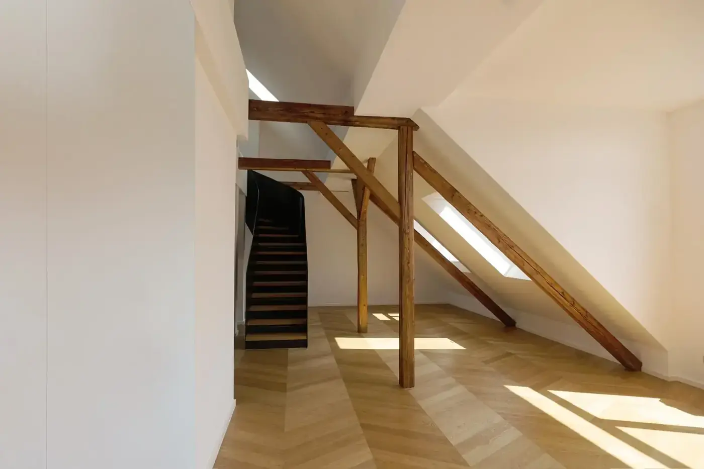 Sanierter Dachraum mit freigelegtem Holztragwerk in der Senftlstraße