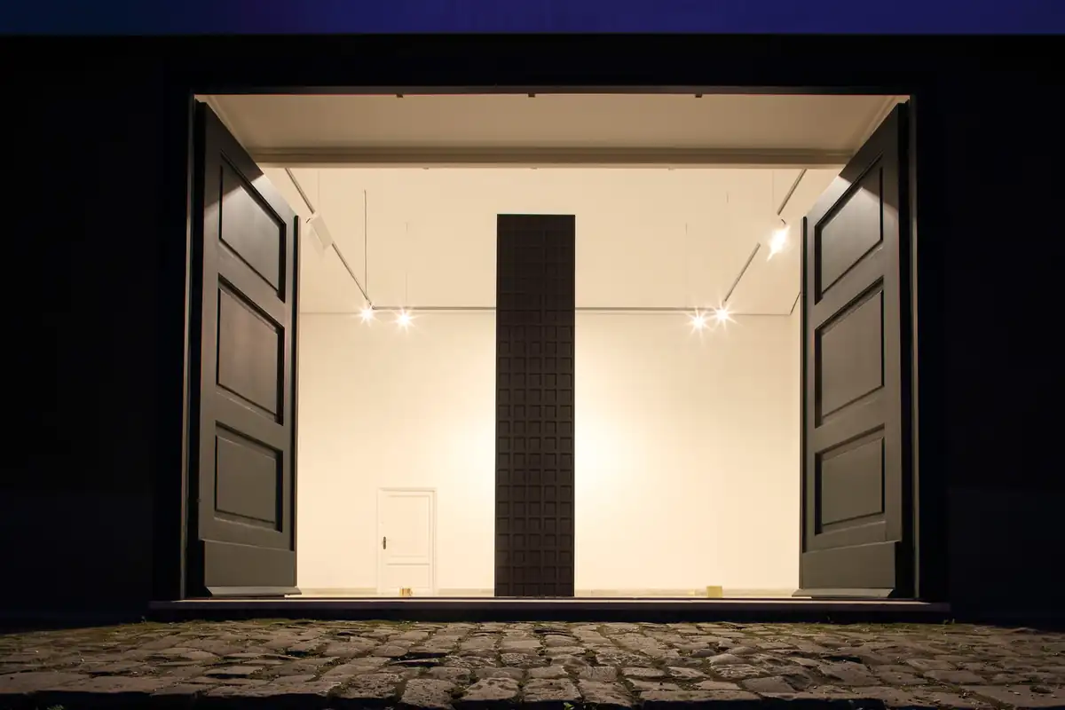 Nächtlicher Blick durch die geöffneten Türen auf die Installation in der Villa Massimo
